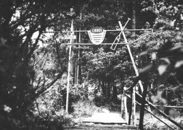 Brána na táboře v Jaroslavicích.