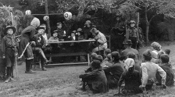 Na táboře v roce 1916 hraje Pětka divadlo pro děti i dospělé