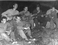 Zpěv u táborového ohně na Holné 1956