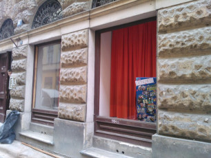 2013_04 Rozbitá výloha klubovny