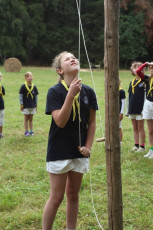 Apta vytahuje vlajku