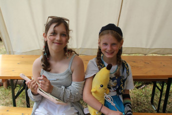 Lezi a Apta s usmevem