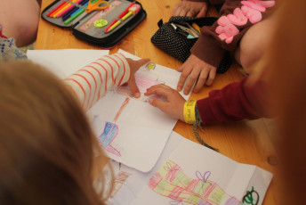 dokreslovani panaku hra