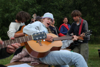 Nona hraje na kytaru