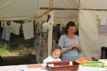 Peli a pomocnice Zora v kuchyni