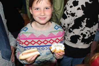 Zorka s hotdogem i wafli