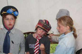 Auta, Lezi, Adelka na hostine